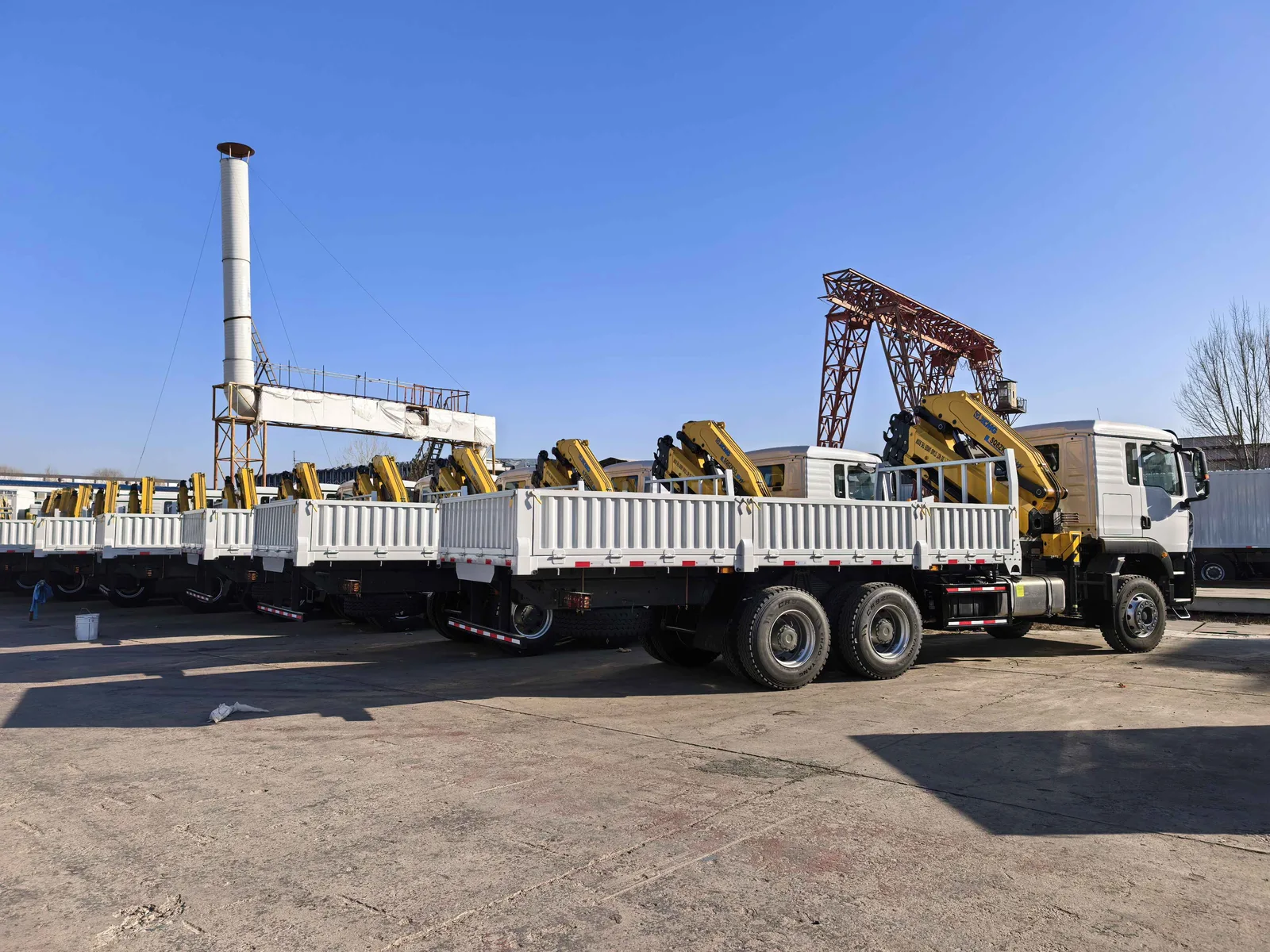 SINOTRUK HOWO truck-mounted crane fleet in preparation yard