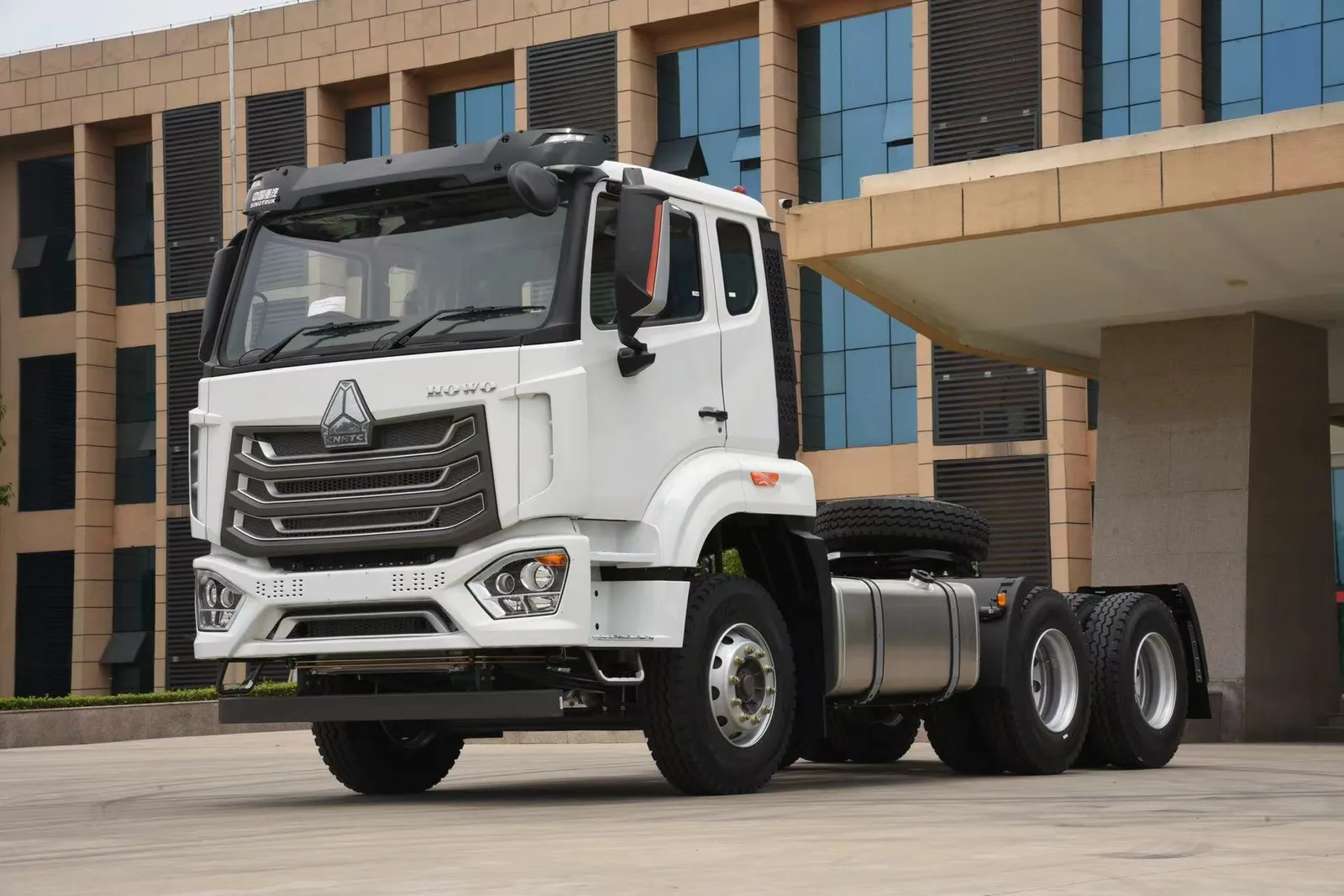 Brand-new SINOTRUK HOWO NX 6x4 tractor truck