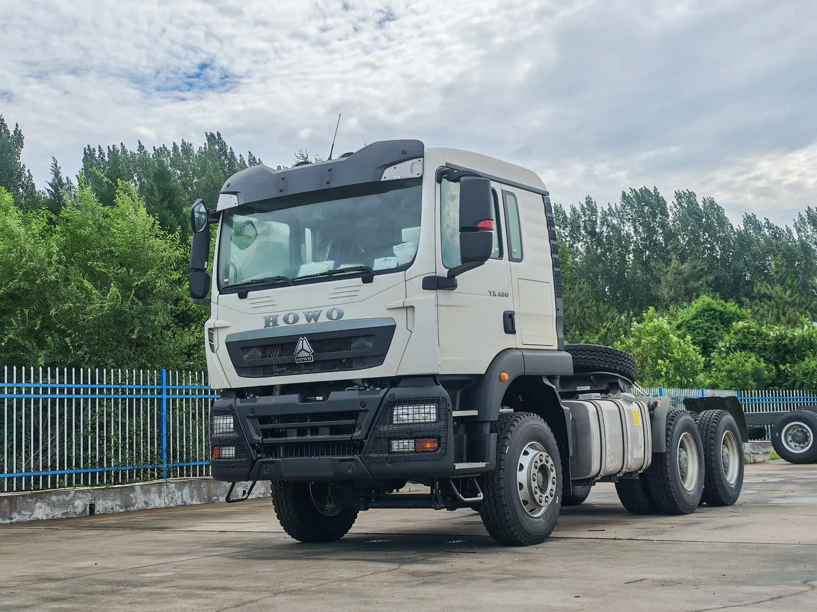 SINOTRUK HOWO TX 430 6x4 tractor truck prepared for customer supply